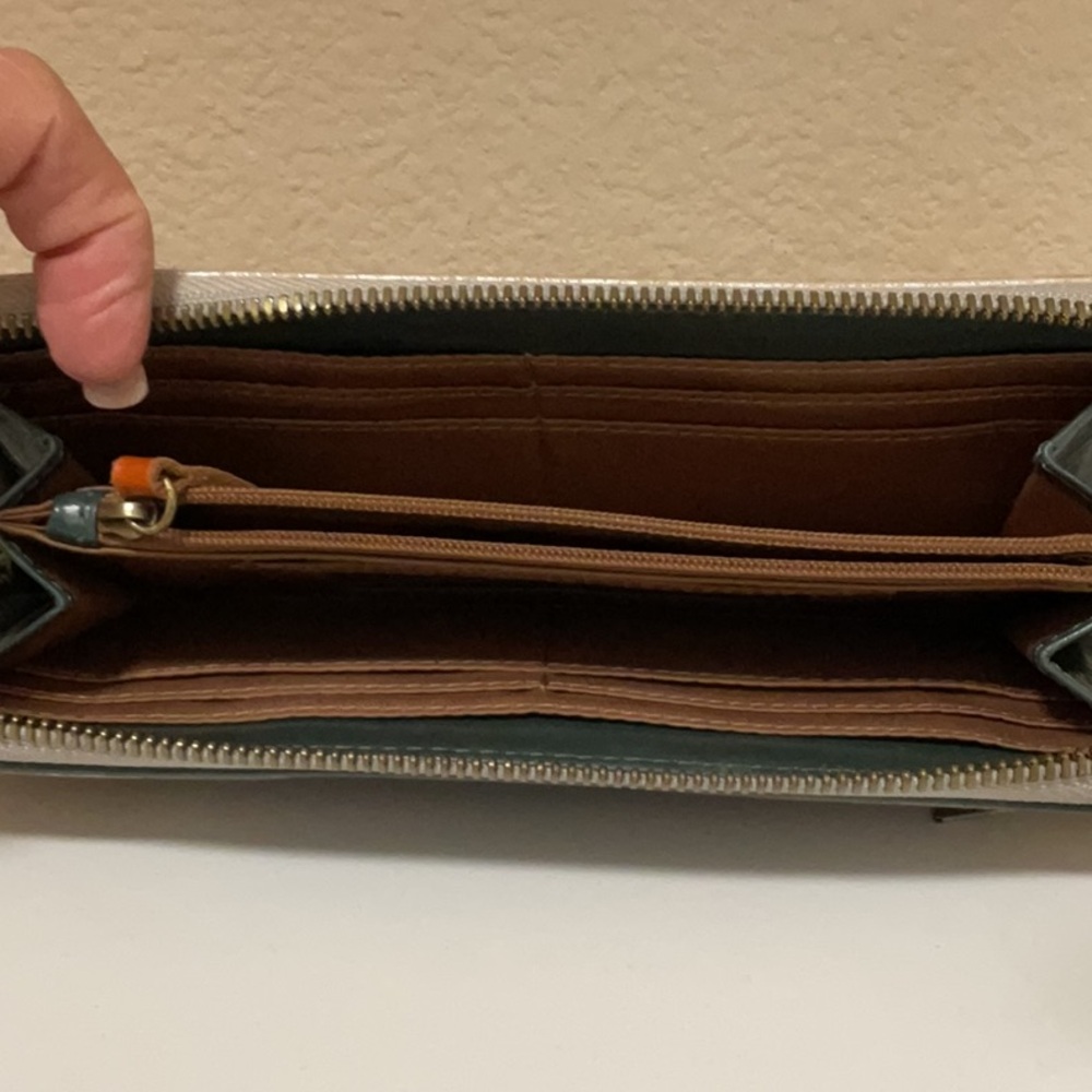 Hobo Max Large Zip Around gold/tan with green accent colors - Picture 5 of 6